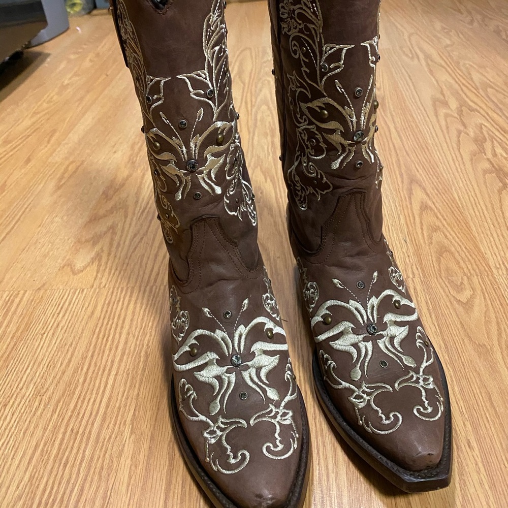 Snip toe cowgirl boots